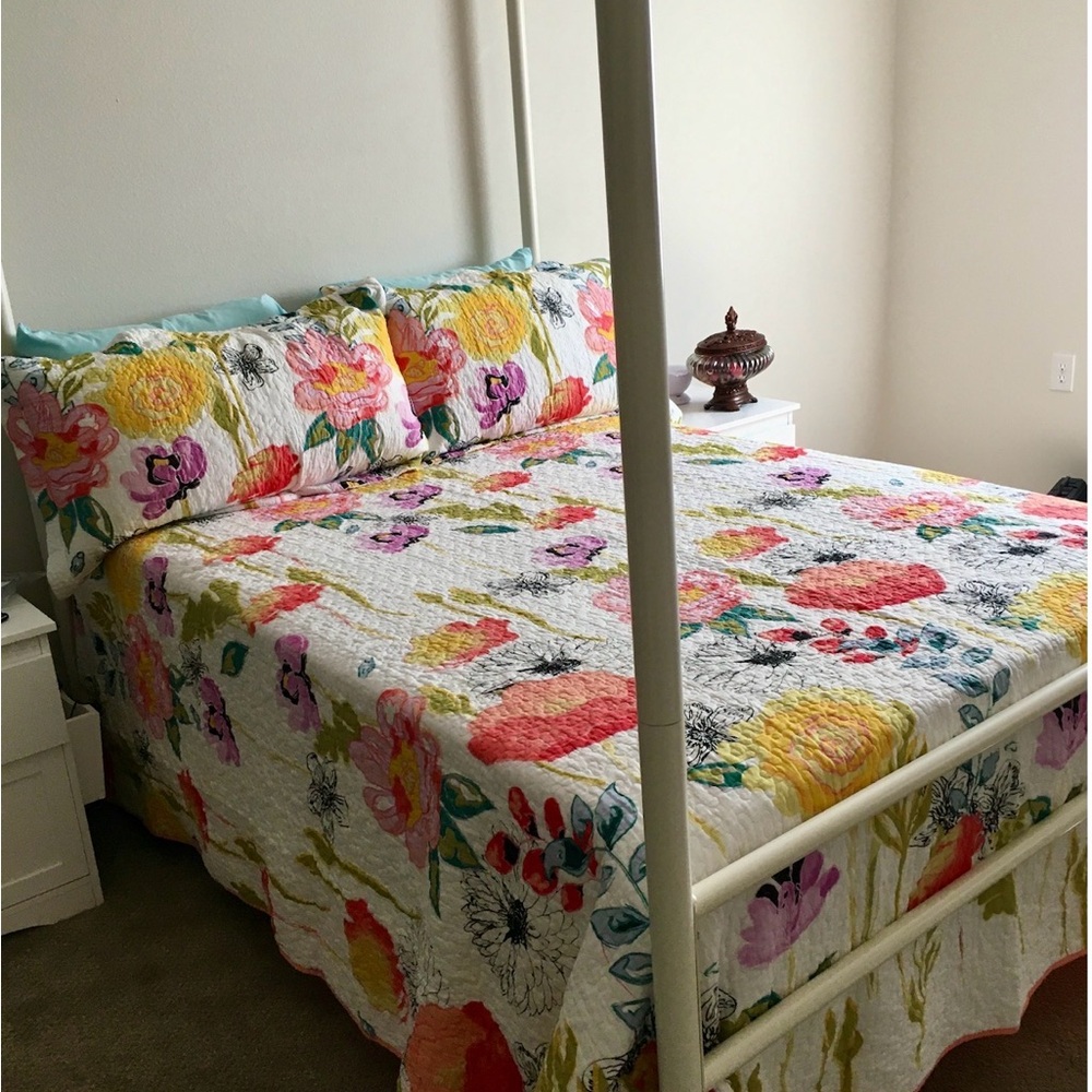 Matching king bedspread/shams (pillows included),shower curtain and bath mat